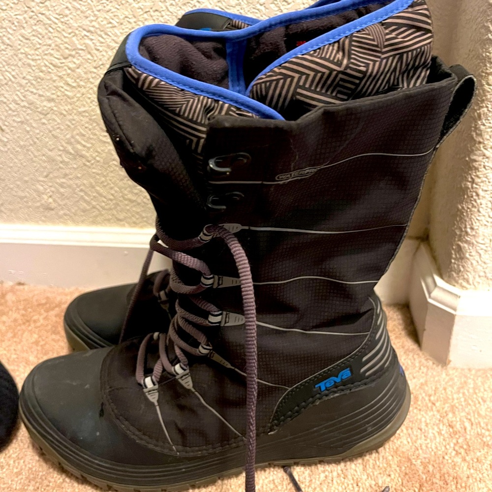 Like New. Waterproof. Removable Thinsulate lining. Warm, Winter, Snow boots